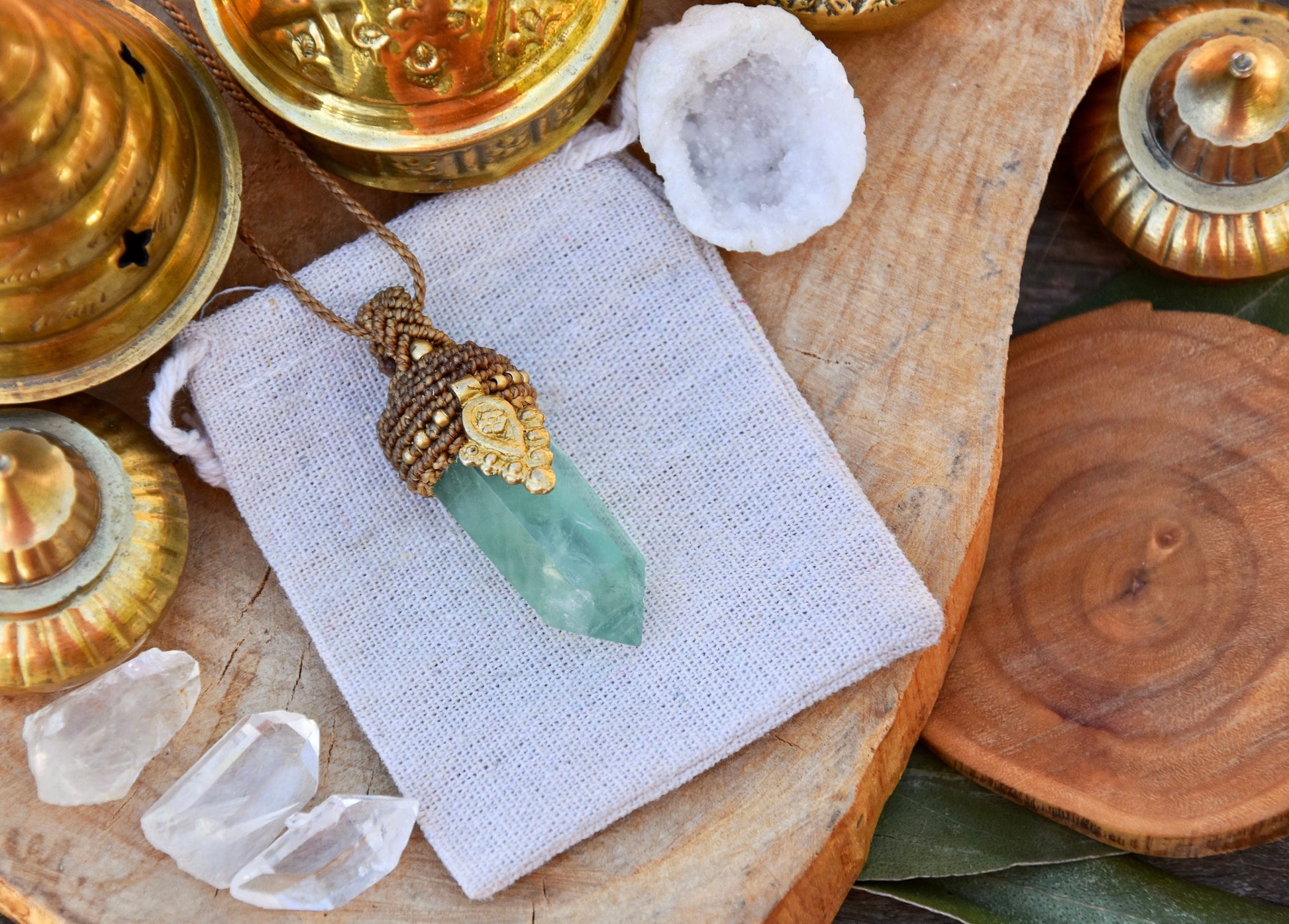 Point pendant with Green fluorite crystal and brass charm | Bohemian pendant | Yoga pendant | Spiritual pendulum | macrame pendant