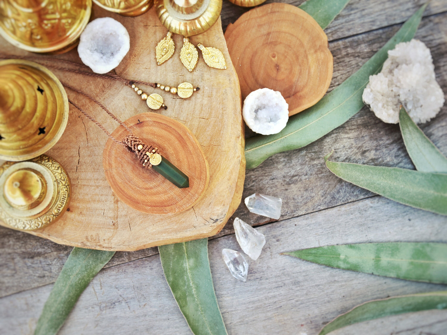 Small macrame pendant with green Agate and brass charm | Boho pendant | Yoga pendant | Spiritual pendulum | Forest pendant