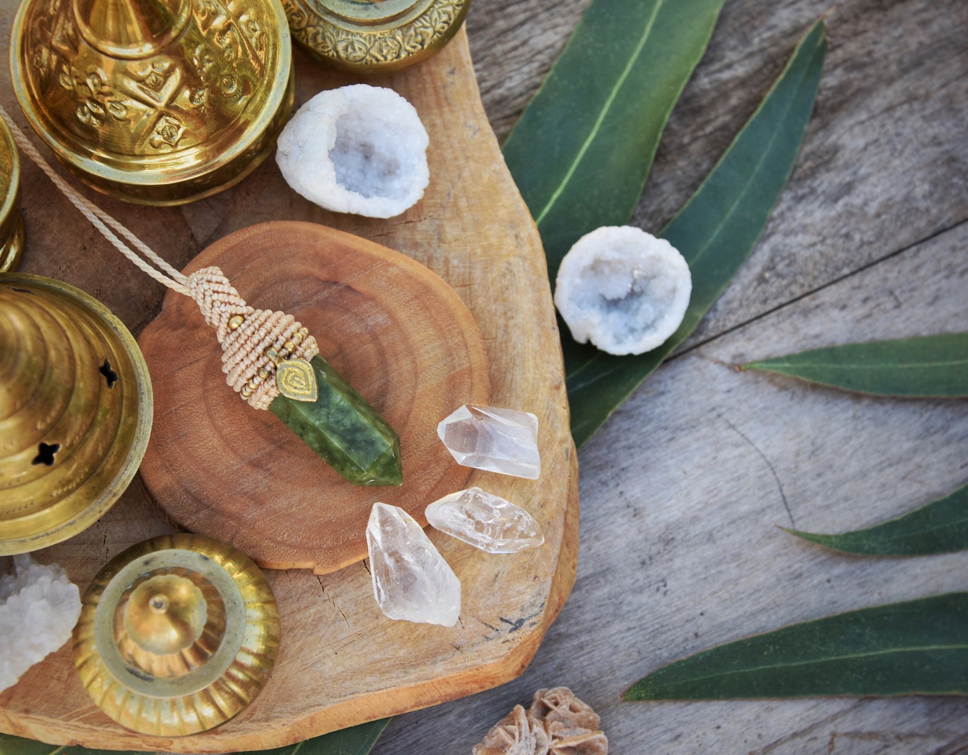 Macrame pendant with green Jade and brass charm | Boho pendant | Yoga pendant | Spiritual pendulum | Forest pendant