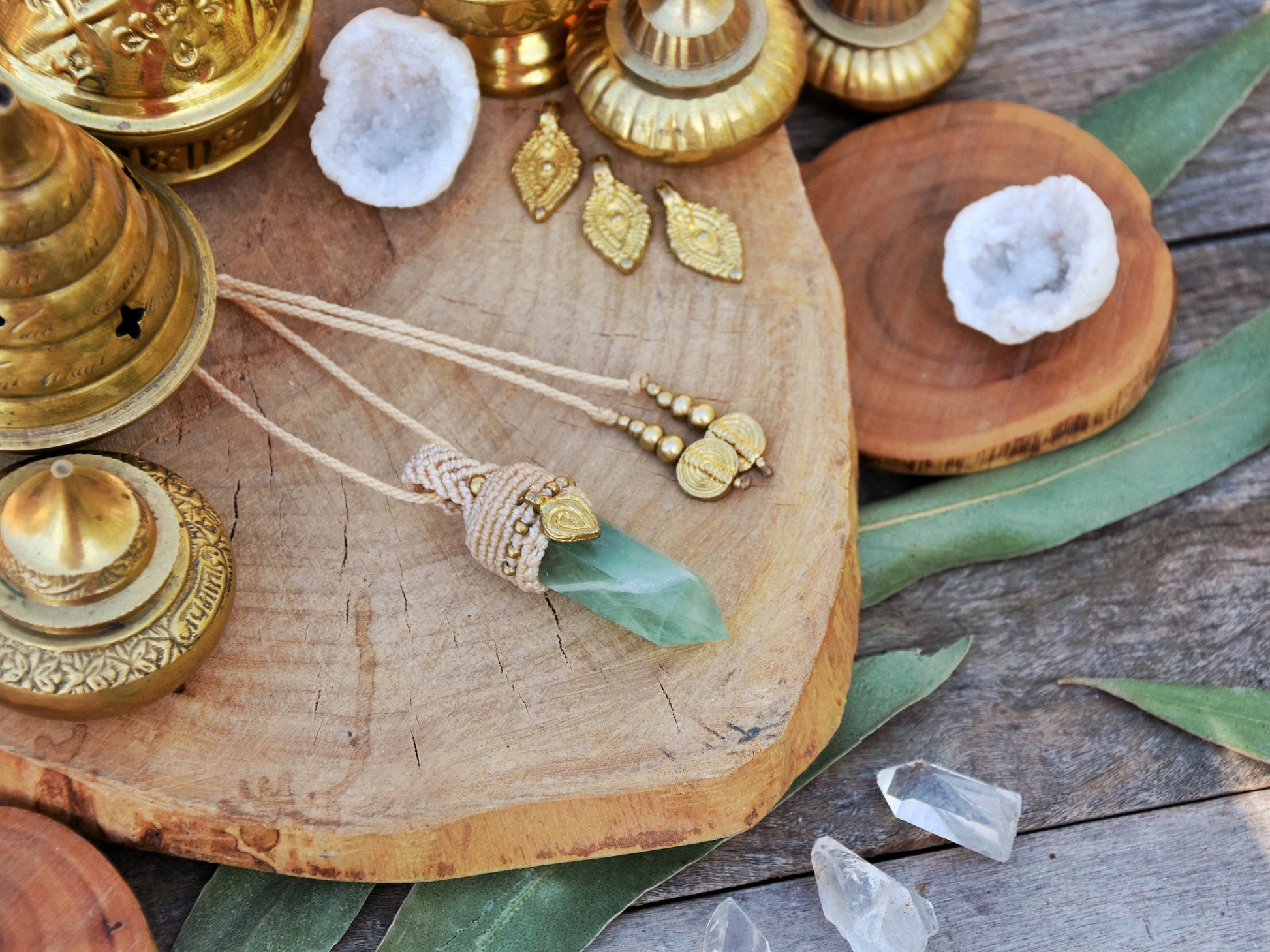 Boho chic pendant with Green fluorite crystal and brass charm | Bohemian pendant | Yoga pendant | Spiritual pendulum | Point crystal pendant