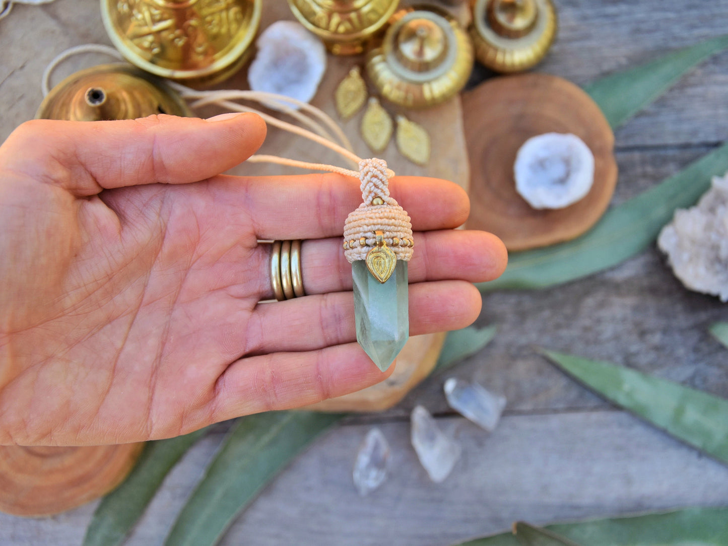 Boho chic pendant with Green fluorite crystal and brass charm | Bohemian pendant | Yoga pendant | Spiritual pendulum | Point crystal pendant