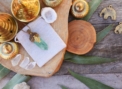 Point pendant with Green fluorite crystal and brass charm | Bohemian pendant | Yoga pendant | Spiritual pendulum | macrame pendant