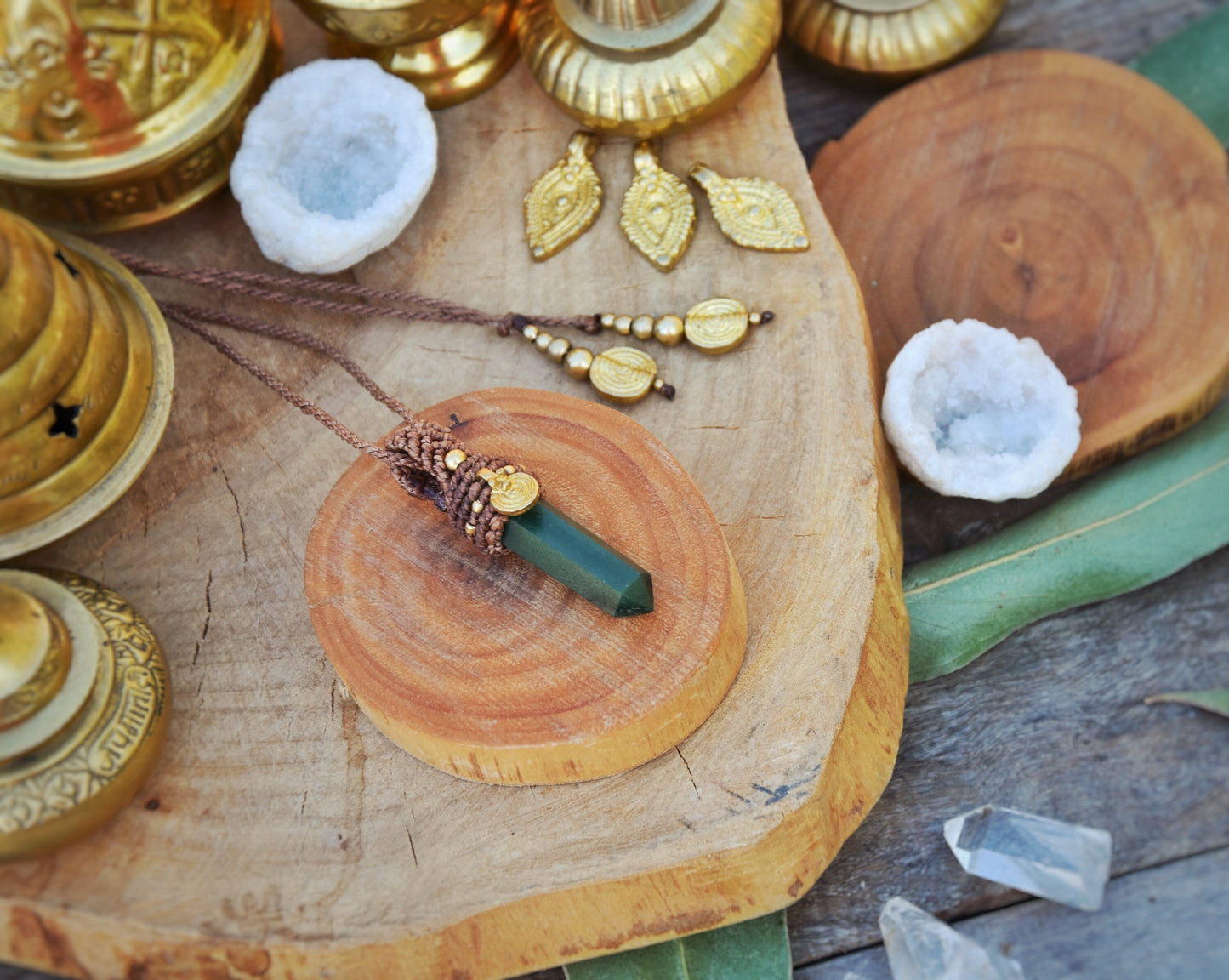 Small macrame pendant with green Agate and brass charm | Boho pendant | Yoga pendant | Spiritual pendulum | Forest pendant