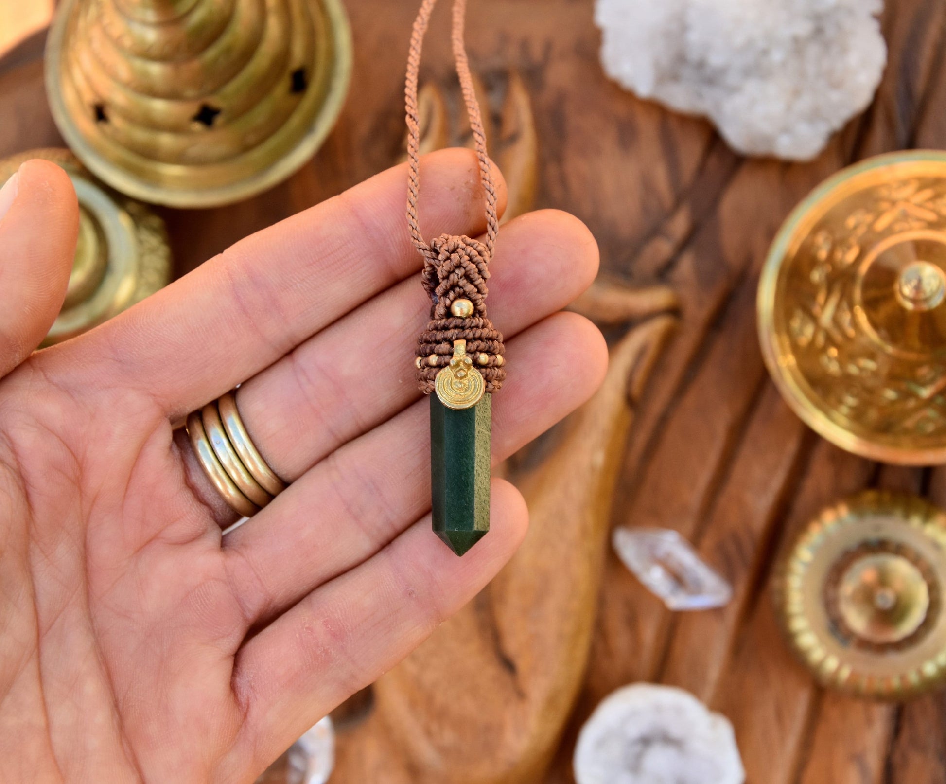 Small macrame pendant with green Agate and brass charm | Boho pendant | Yoga pendant | Spiritual pendulum | Forest pendant