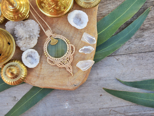 Spiritual crystal amulet in macrame | Bohemian Green Onyx gemstone pendant | Boho chic pendant