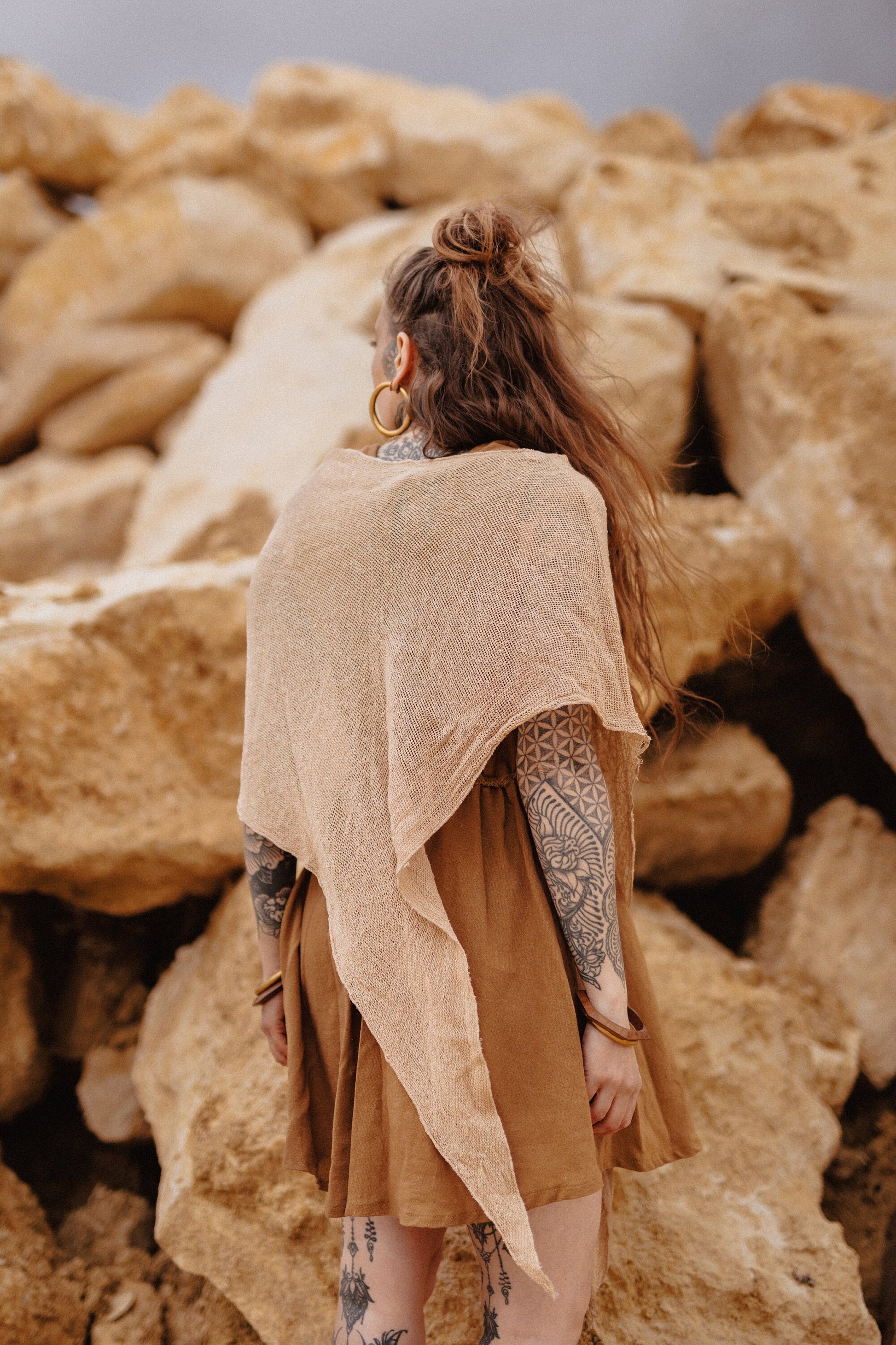 Boho poncho made from een open weave fabric | Blossom