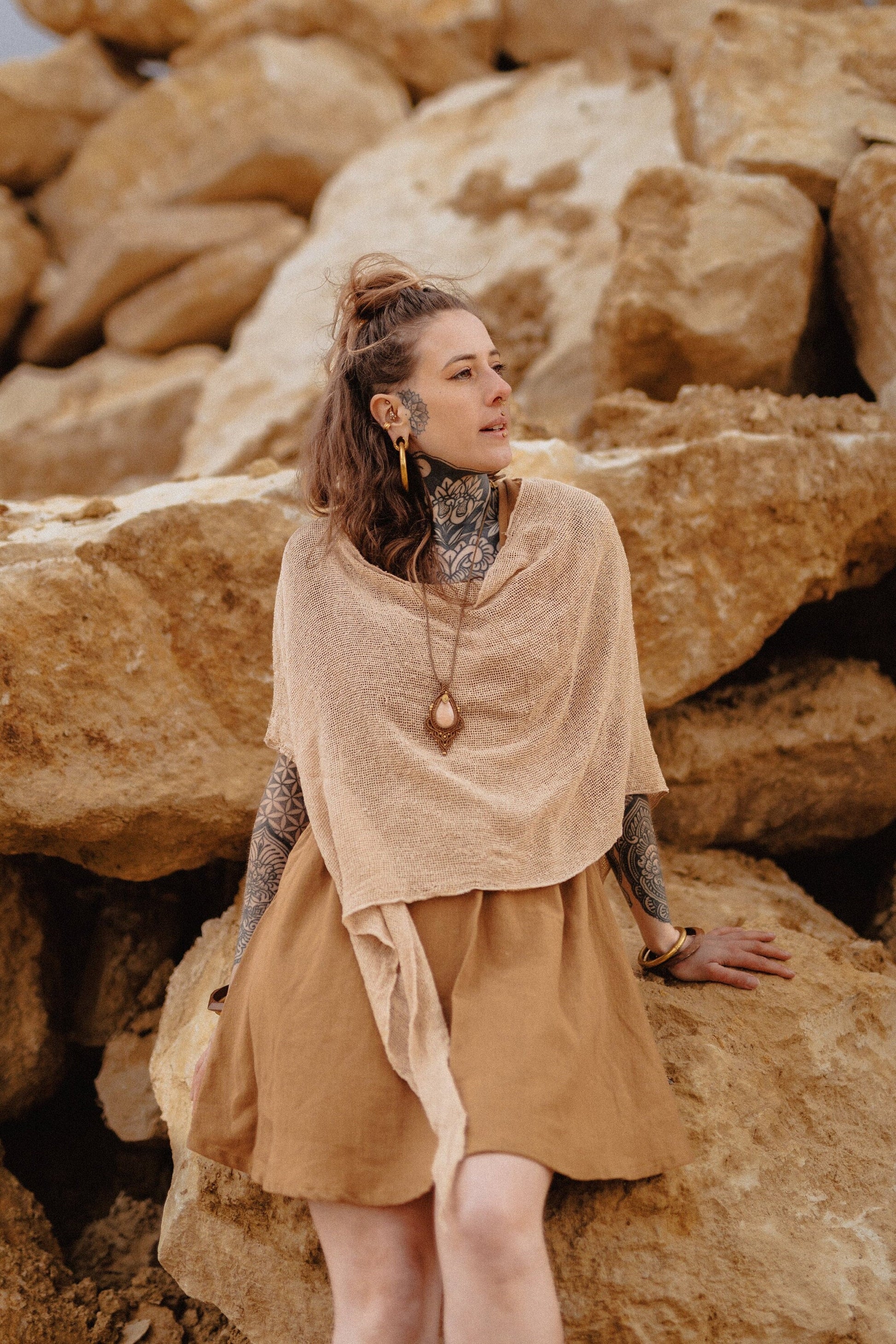 Boho poncho made from een open weave fabric | Blossom