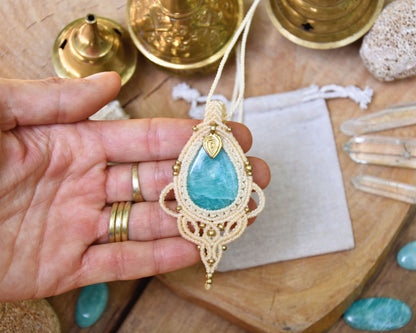 Blue gemstone pendant| Boho macrame amulet | yoga pendant | spiritual necklace | Natural jewelry | Elegant pendant