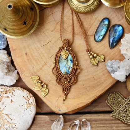 Boho Labradorite macrame pendant | Gemstone amulet | spiritual talisman | bohemian necklace | Natural jewelry