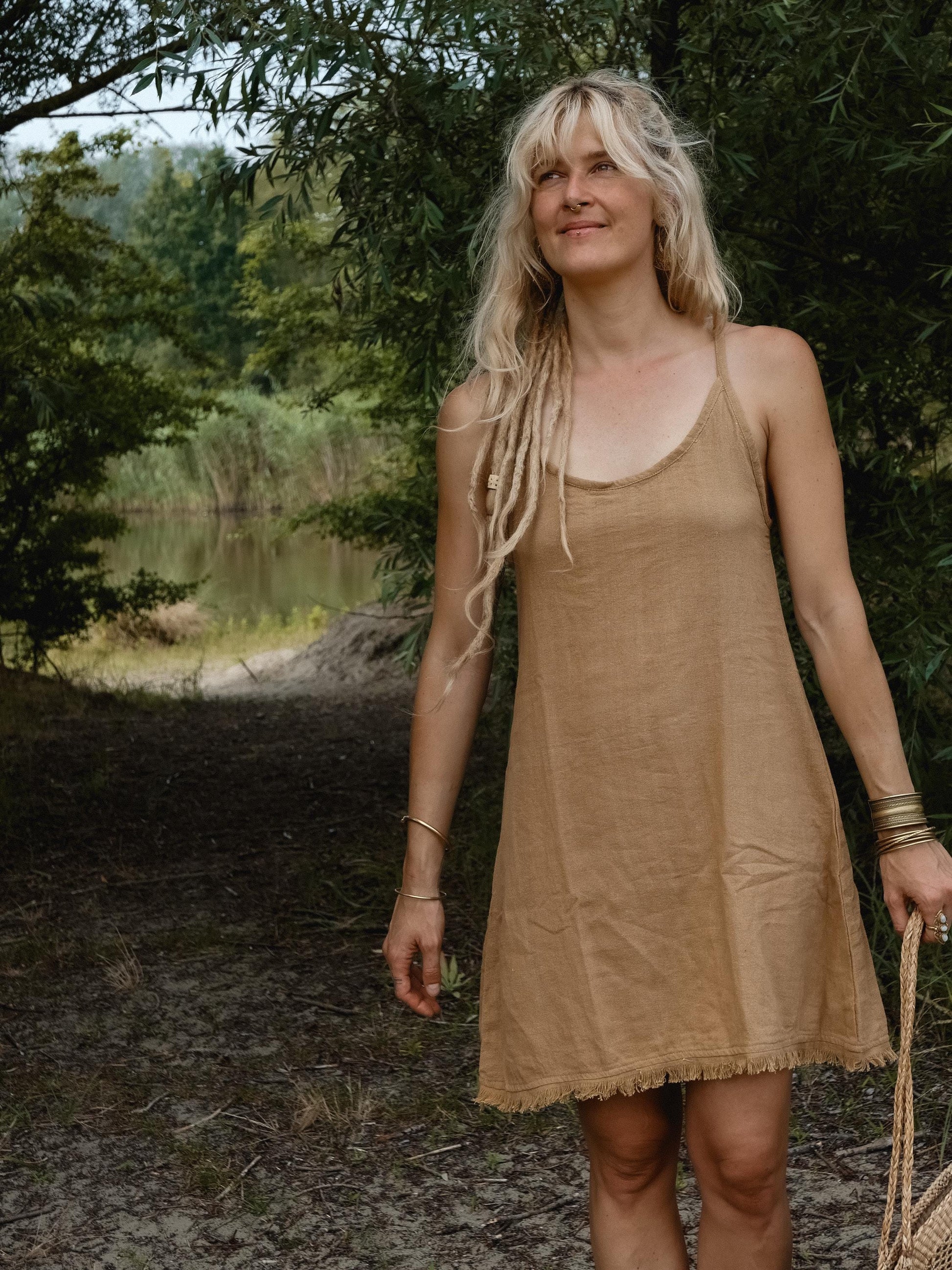 Backless bohemian summer dress with A-line cut and spagetthi straps | Cinnamon brown