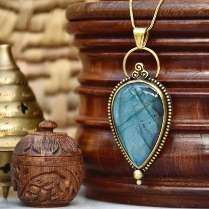 Large teardrop necklace | Meditation necklace | Healing crystal necklace | Gold talisman necklace with labradorite | Urban style necklace