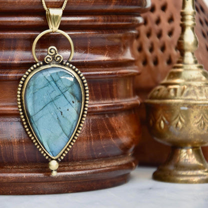 Large teardrop necklace | Meditation necklace | Healing crystal necklace | Gold talisman necklace with labradorite | Urban style necklace