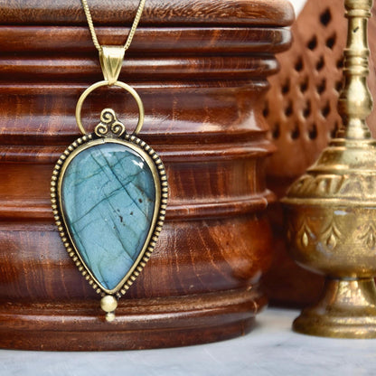 Large teardrop necklace | Meditation necklace | Healing crystal necklace | Gold talisman necklace with labradorite | Urban style necklace